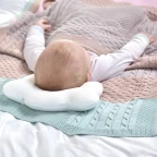 Подушка дитяча ортопедична Ведмедик ТM PAPAELLA для немовлят 20х27х5 см м'ята